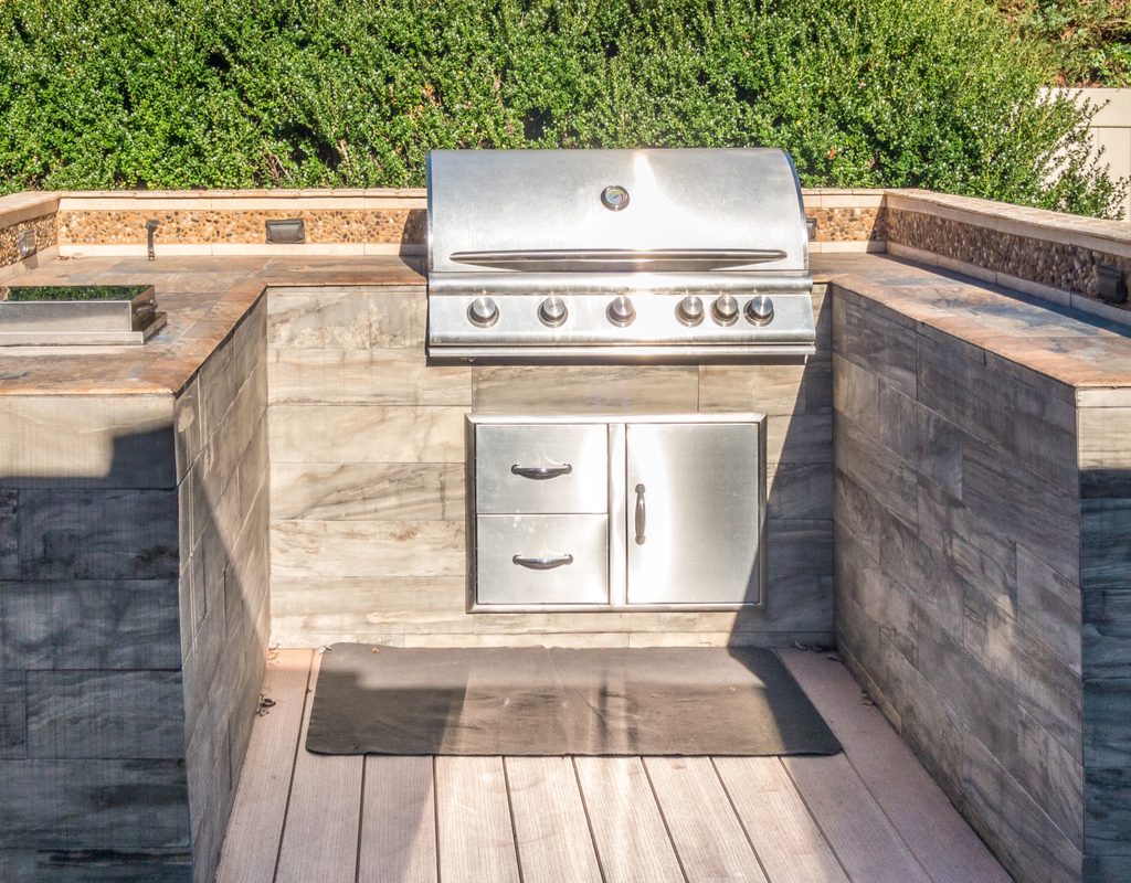 An outdoor built-in grill
