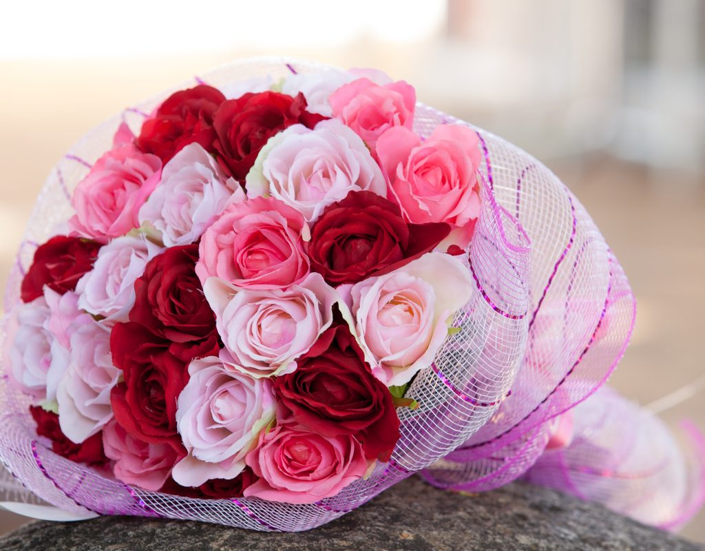 A bouquet of red and pink roses