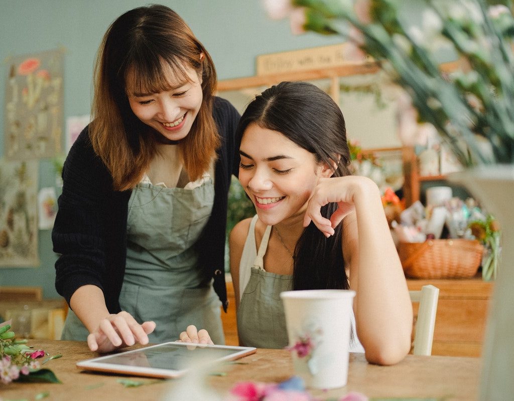 Gardeners browsing DIY ideas on a tablet