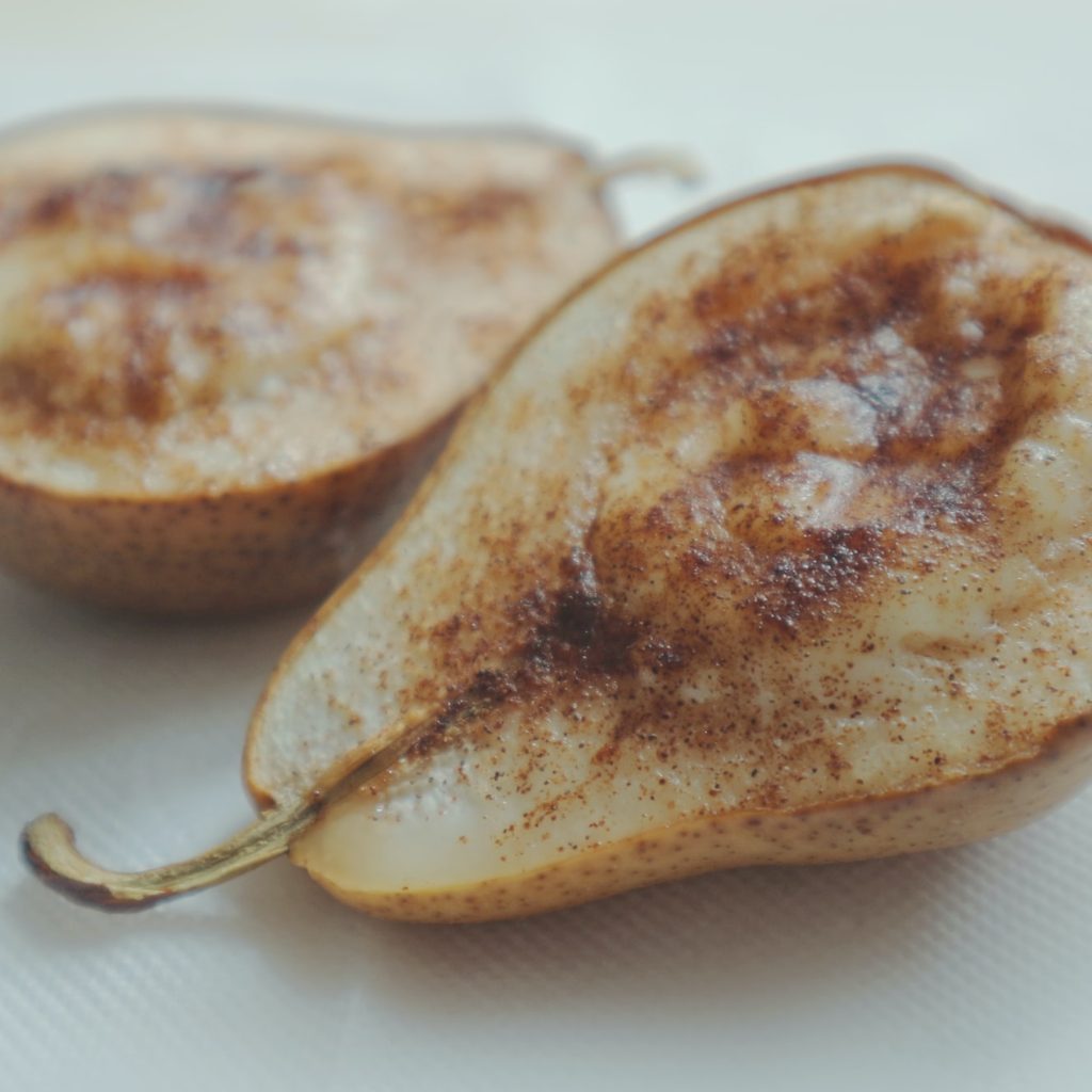 Cooked pears with cinnamon
