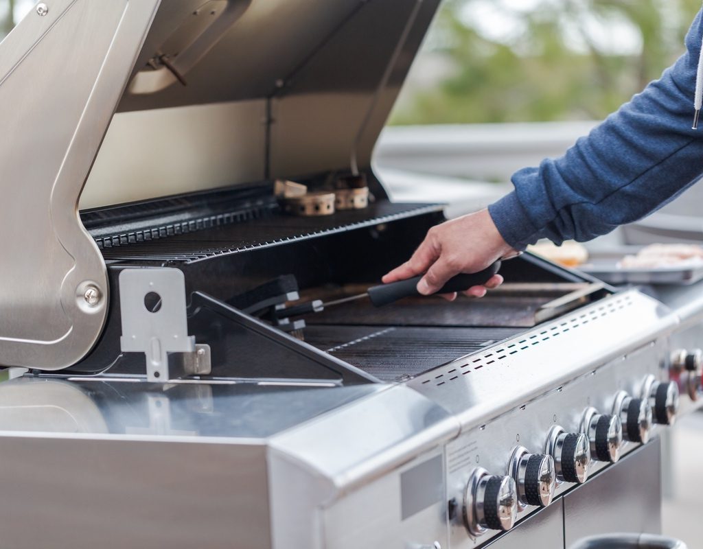 Cleaning winter grill
