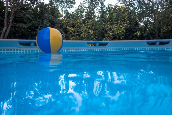 Above-ground pool with beach ball