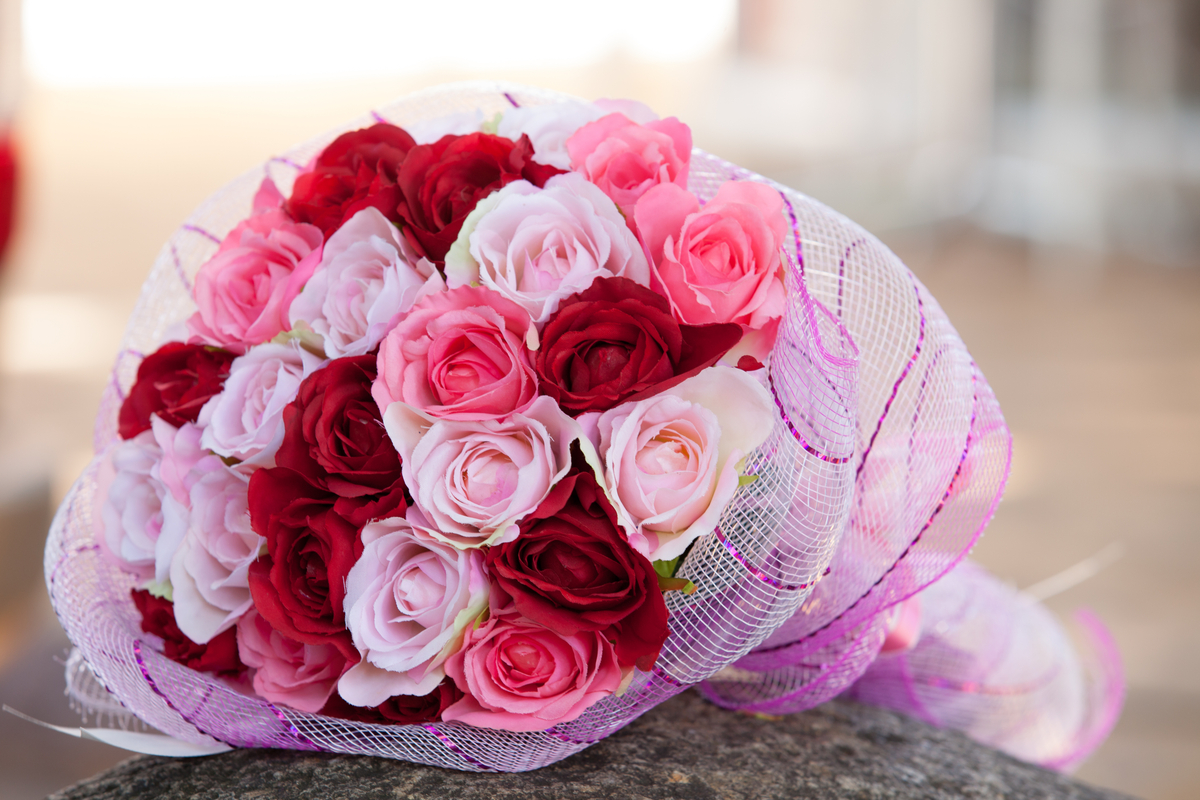 A bouquet of red and pink roses