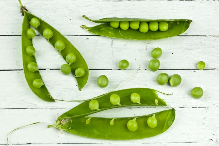 Peas that have been shelled from their pods