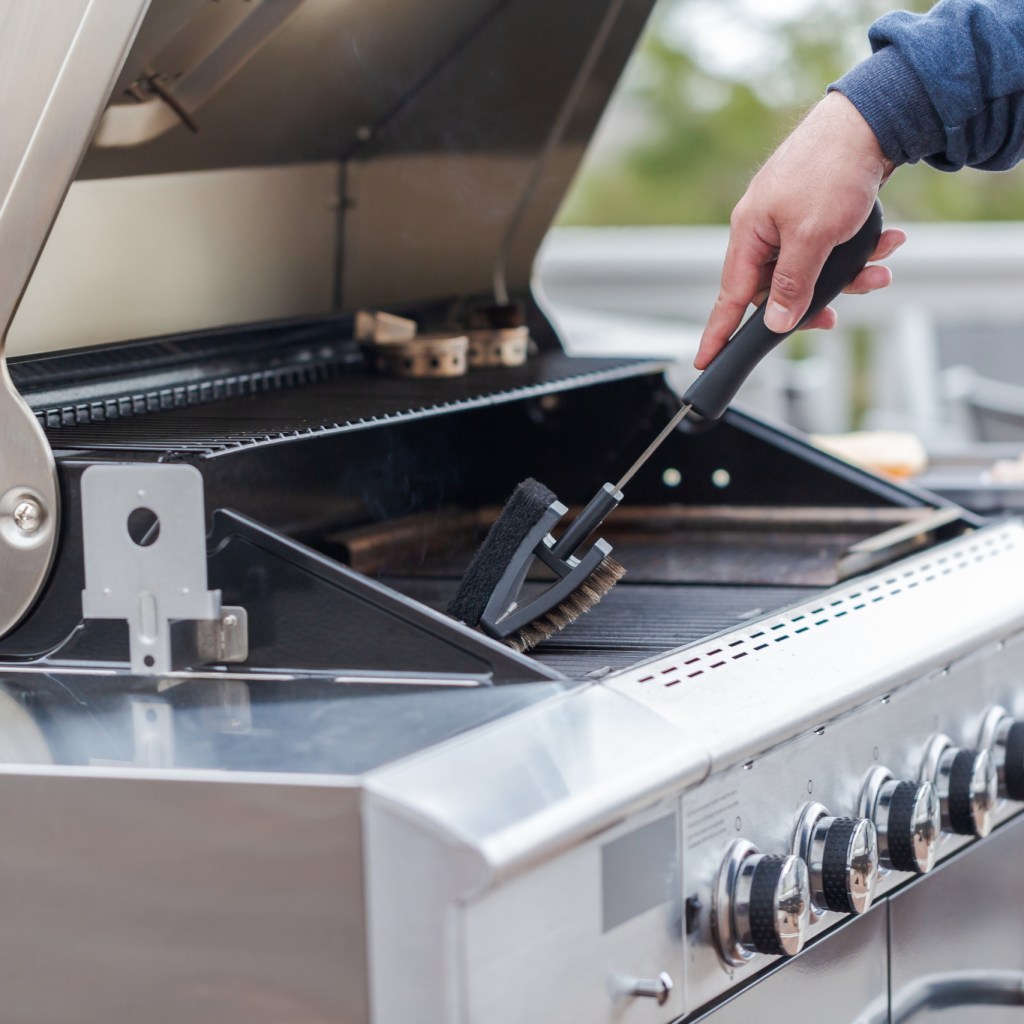 Cleaning Outdoor Gas Grill Before Next Grilling