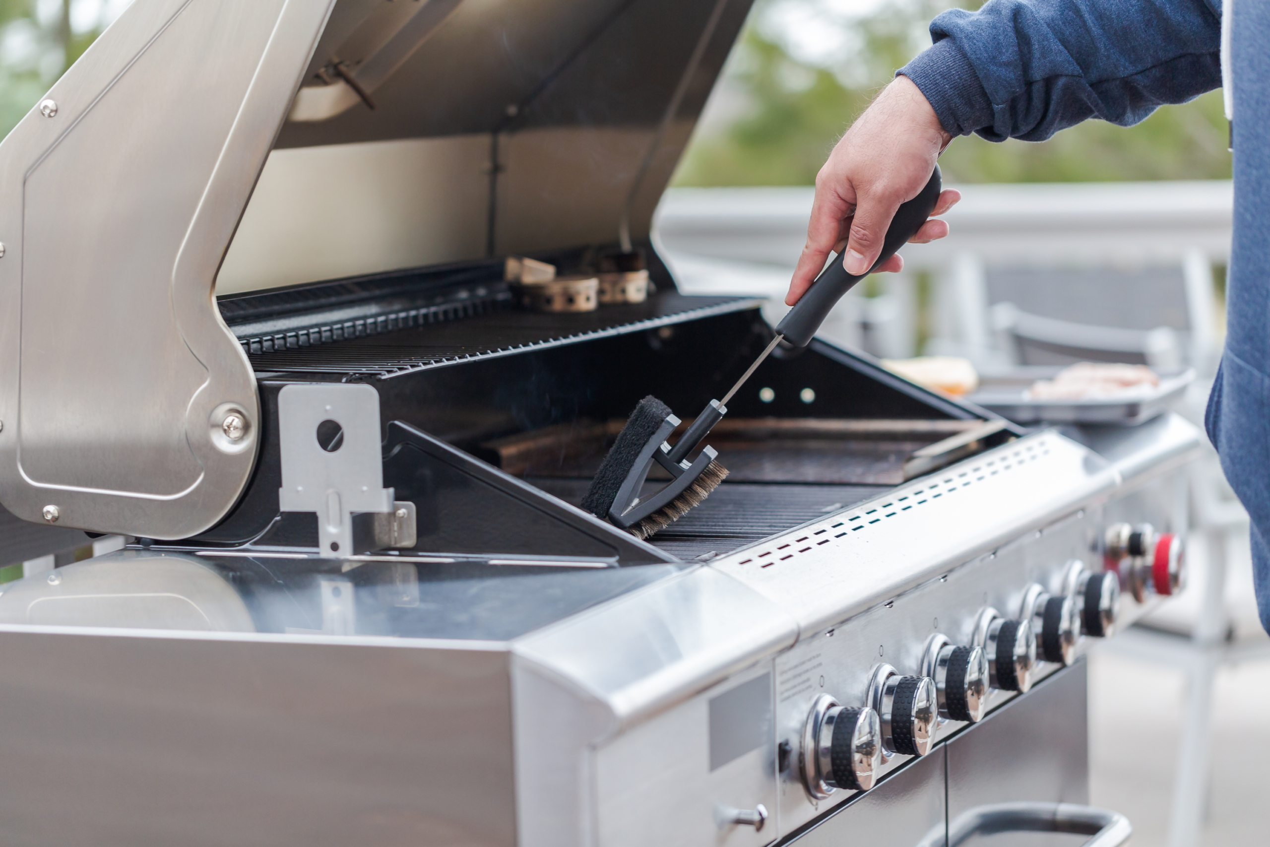Cleaning Outdoor Gas Grill Before Next Grilling