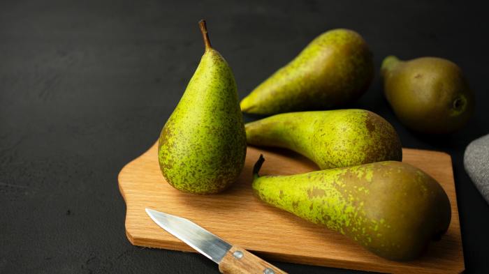 Pears on cutting board