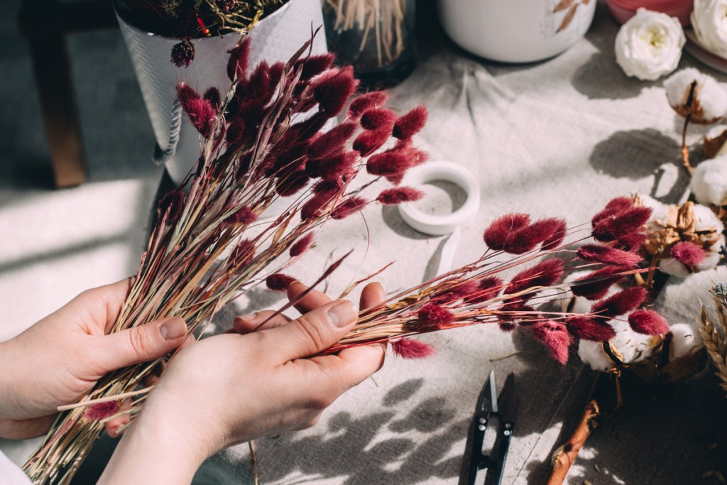 Bundling dried flowers