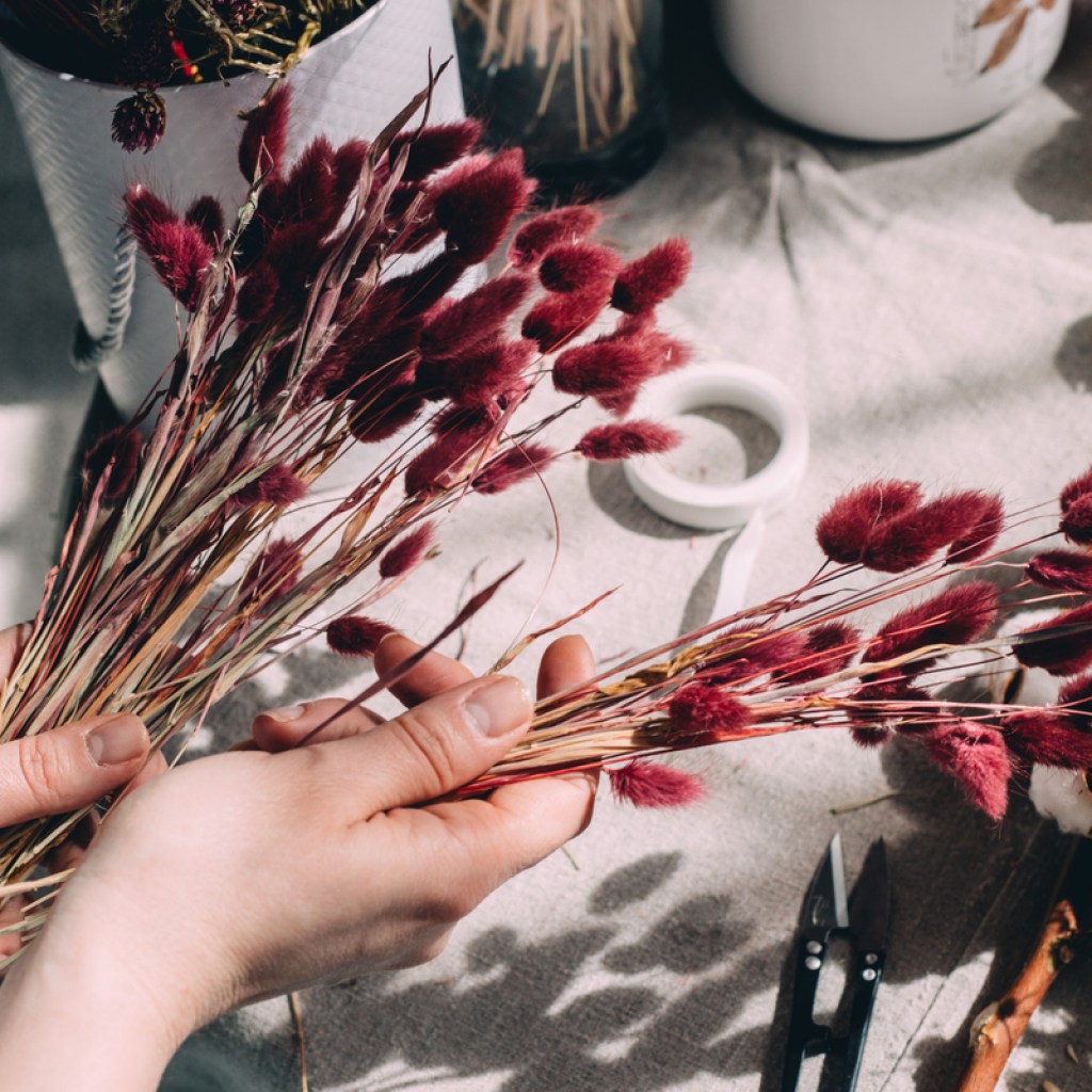 Bundling dried flowers for an arrangement