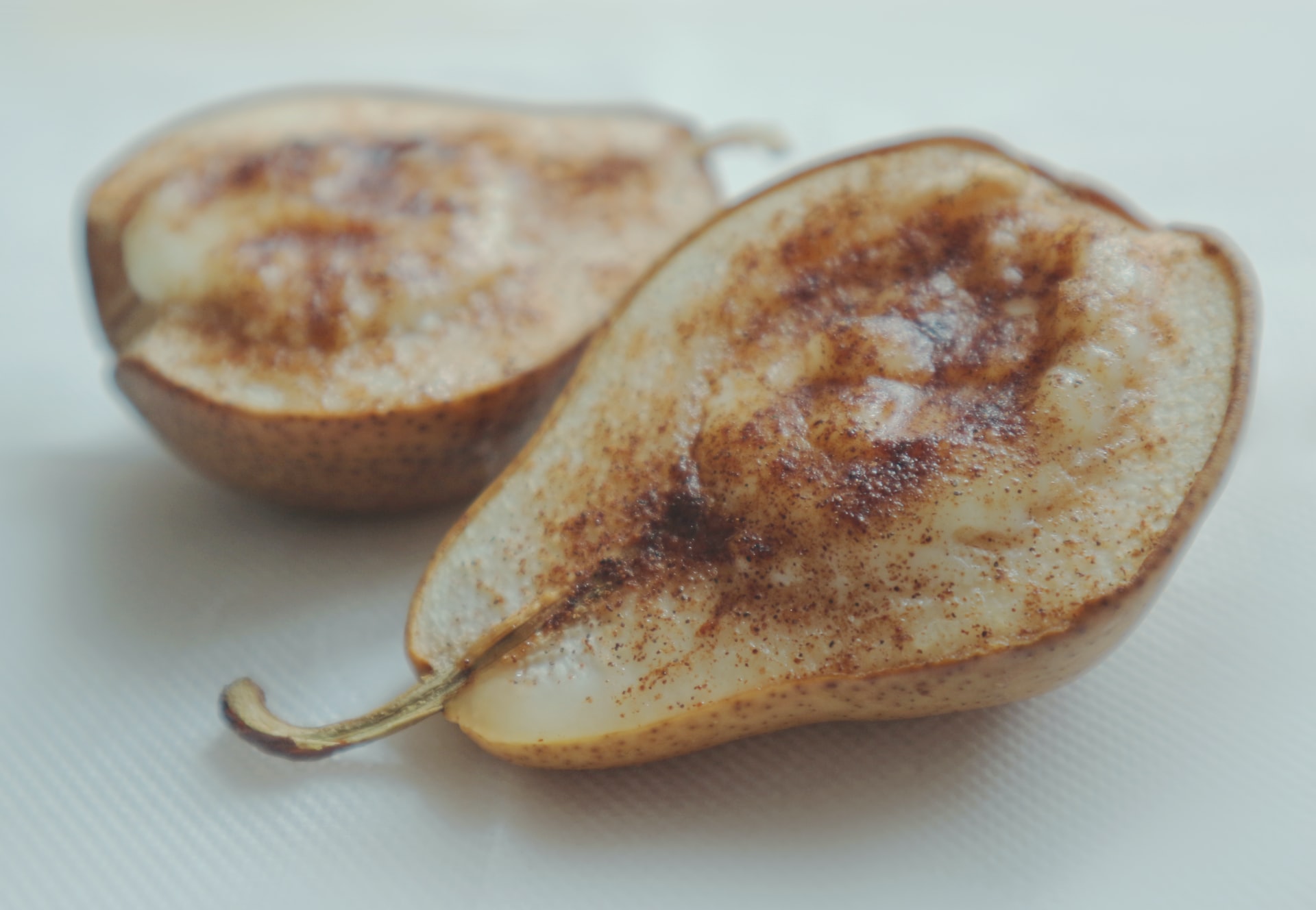 Cooked pears with cinnamon