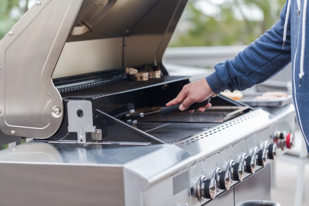 Cleaning winter grill