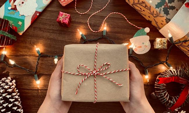 wrapping christmas gift