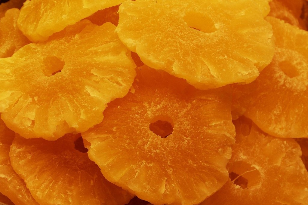 Dried pineapple slices